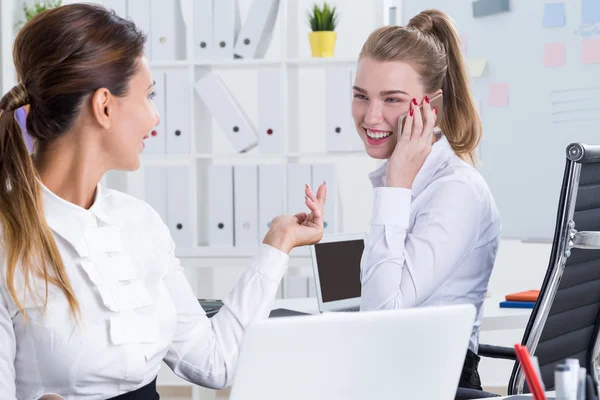 Kvinna på telefon på kontoret — Stockfoto