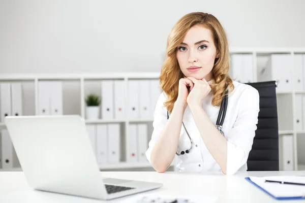 Koncentrerad kvinna doktor i Office — Stockfoto