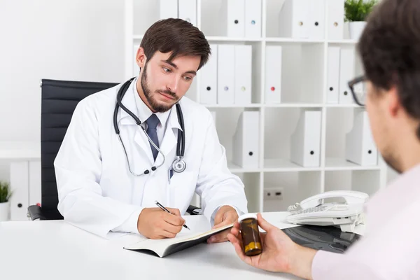 Doctor thinking about new drug — Stock Photo, Image