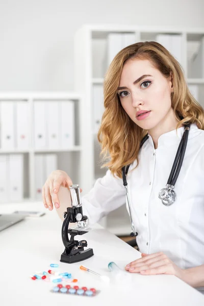 Woman doctor with microscope — Φωτογραφία Αρχείου