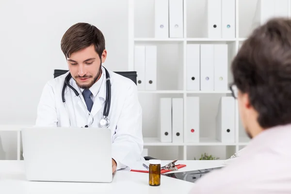 Doctor considering experimental treatment — Stock Photo, Image