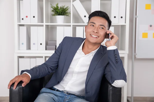 Asiatico businessman talking a suo moglie su phone — Foto Stock