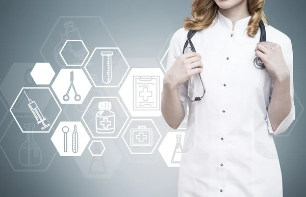 Ärztin und blauer Hintergrund mit sechseckiger Medizinskizze — Stockfoto