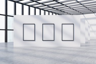 Tavan arasında beyaz duvarda üç çerçeveli posterler ile resim galerisi. Panoramik pencereler. Beton zemin. Sanat sergisi konsepti. 3d render, alay kadar