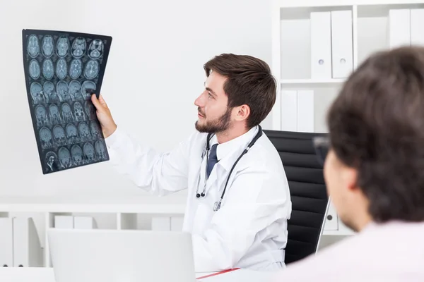 Doc looking at x ray image — Stock Photo, Image