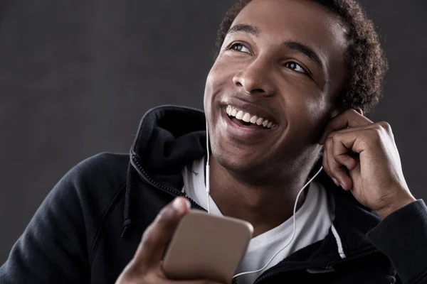 Hombre afroamericano escuchar música — Foto de Stock