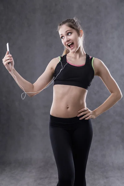 Chica en ropa deportiva haciendo selfie — Foto de Stock