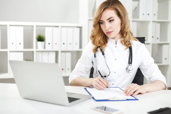 Mulher médico tomar notas — Fotografia de Stock