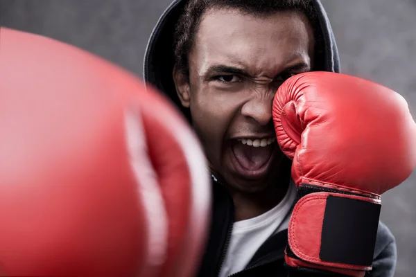 Uomo afroamericano con guanti da boxe — Foto Stock