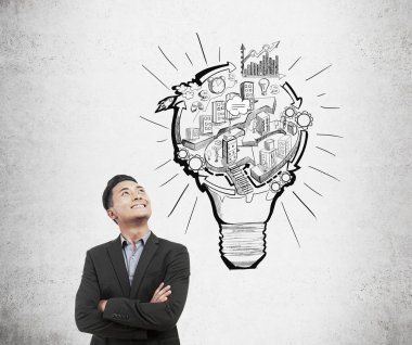 Asyalı işadamı ve ampul ve başlangıç kroki