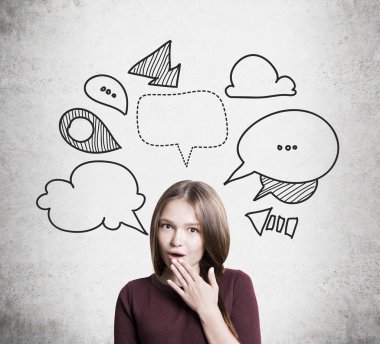 Beton duvar a yakın sürpriz kız