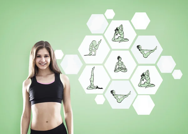 Glimlachend meisje met yoga schetsen op groene achtergrond — Stockfoto