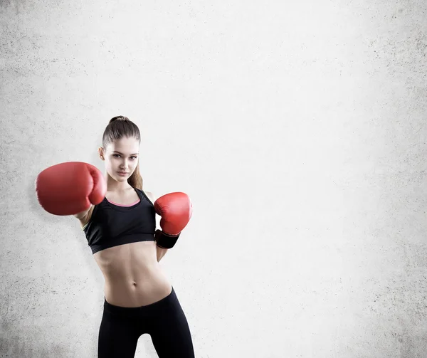 Woman boxer near concrete wall — Stock Photo, Image