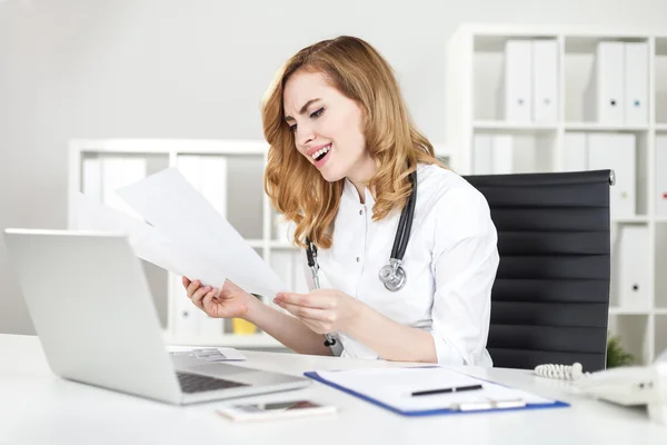 Vrouw dokter lachen — Stockfoto