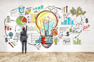 Başlangıç kroki ile kara tahta yakınında İşadamı