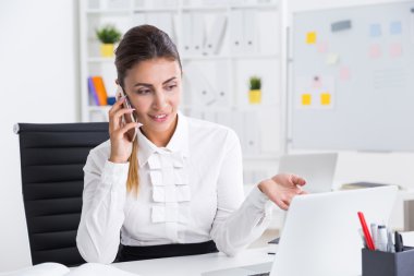 Eylemlerin seyri üzerinde çalışan iş kadını