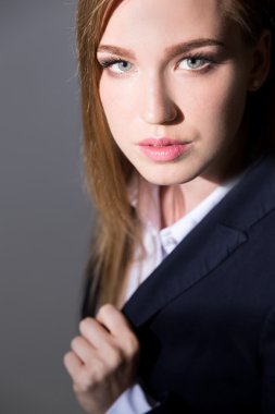 Kameraya bakarak iş kadını