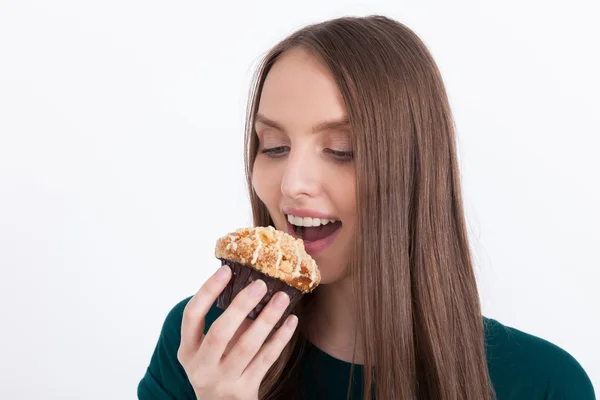 Chica mordiendo cupcake — Foto de Stock