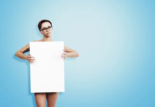 Γυμνό κορίτσι με αφίσα κοντά στον μπλε τοίχο — Φωτογραφία Αρχείου