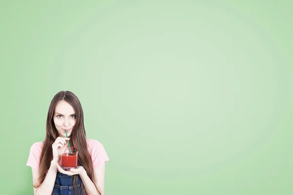 Chica con jugo de fondo verde — Foto de Stock
