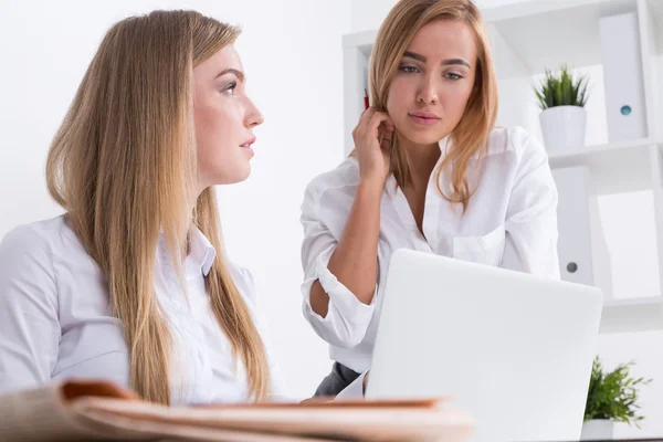 Dreamy business lady está mostrando los resultados de su colega del proyecto actual. Concepto de colaboración y trabajo en equipo . — Foto de Stock