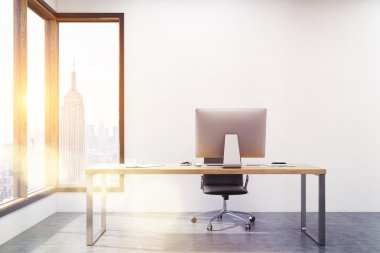 Bilgisayar masası, masaüstü, panoramik pencere ve New York şehir manzaralı ofis köşesi. Evden çalışma kavramı. 3d render. Dalga geç. Tonlu görüntü