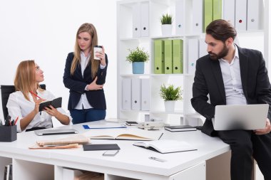 Kahve içen ve not defterine yazan iş arkadaşıyla konuşan bir kadın. İşadamı dizüstü bilgisayarla masada oturuyor. Hukuk şirketi kavramı