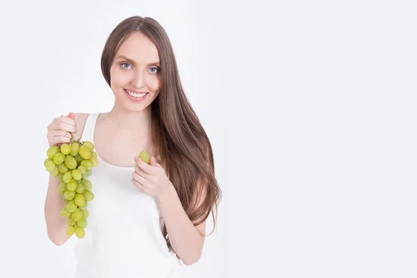 Chica feliz con uvas en las manos mirando a la cámara. Concepto de consumo local de alimentos de temporada. Prepárate. —  Fotos de Stock