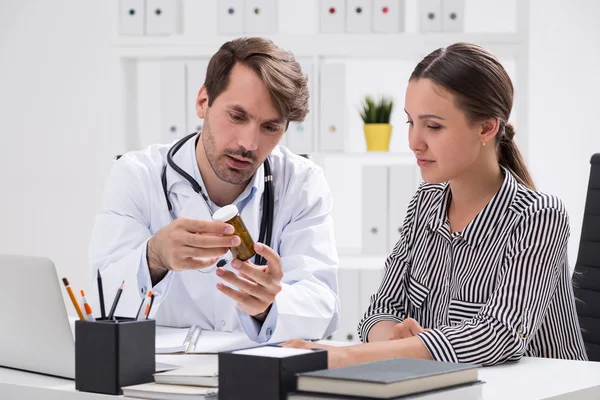 Docteur avec des pilules — Photo