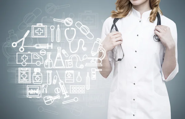 Mujer médico y fondo azul con bocetos de medicina —  Fotos de Stock