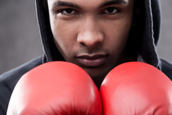 Hombre afroamericano concentrado con guantes de boxeo — Foto de Stock