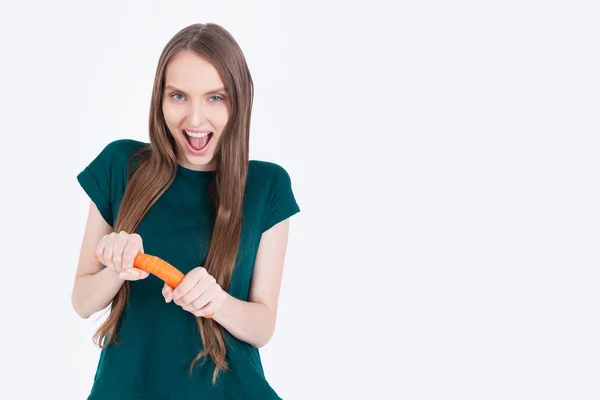 Chica rompiendo zanahoria — Foto de Stock