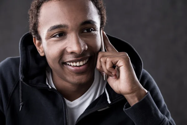 Sorrindo afro-americano homem no telefone — Fotografia de Stock