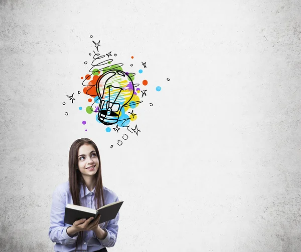 Chica con libro y boceto de bombilla — Foto de Stock