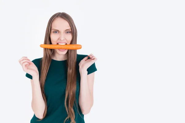 Ragazza con carota in bocca — Foto Stock