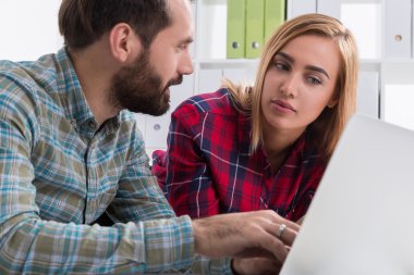 Proje ayrıntılarını tartışan iş adamları