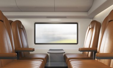 Tren bölmesinde dört kahverengi koltuk