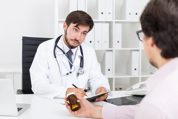 Doctor not buying new drug — Stock Photo, Image