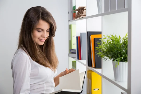 Business Lady med svart bok — Stockfoto