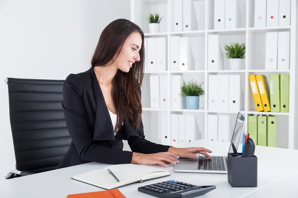 La dama de negocios de negro está revisando su correo. — Foto de Stock