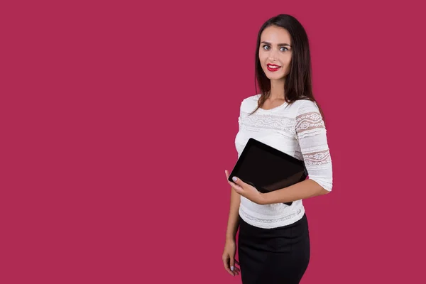 Business Girl med klarrött läppstift håller en Tablet PC. Koncept för att marknadsföra varor och tjänster. Mock up — Stockfoto