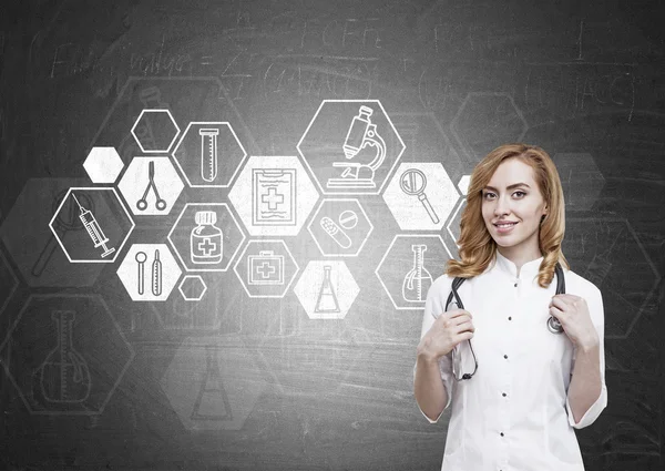Ärztin und Tafel mit sechseckigen Medizinskizzen — Stockfoto