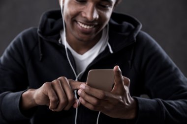 Mutlu üniversite öğrencisi ile telefon