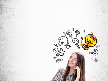 Cep telefonu ve soru işaretleri ile kız