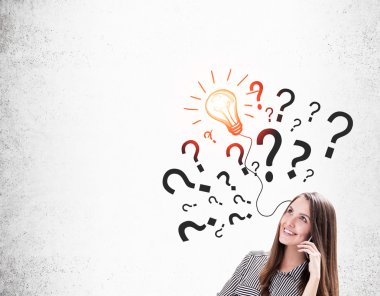 Smartphone ve soru işaretleri ile kız