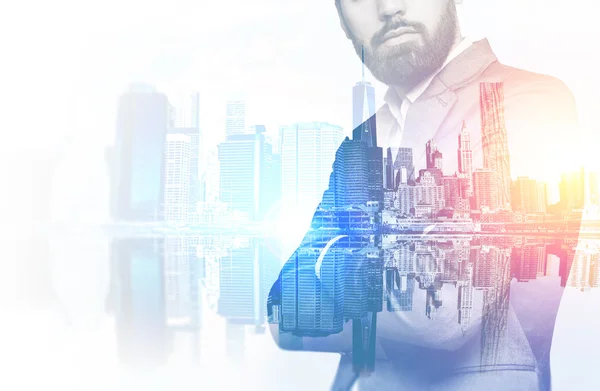 Bearded businessman in suit and large city — Stock Photo, Image