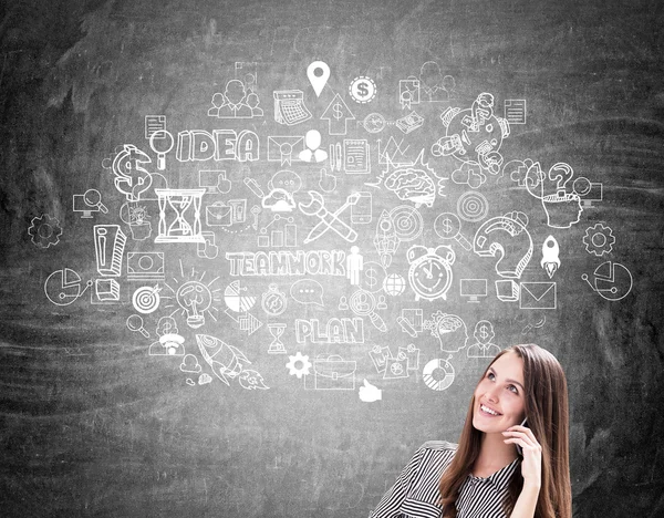 Chica con el teléfono celular y el boceto de inicio — Foto de Stock