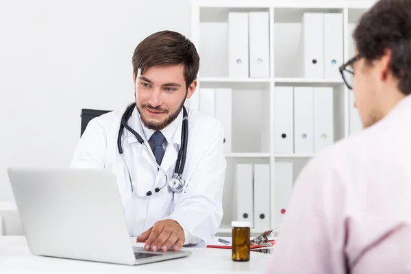 Talking to doctor — Stock Photo, Image