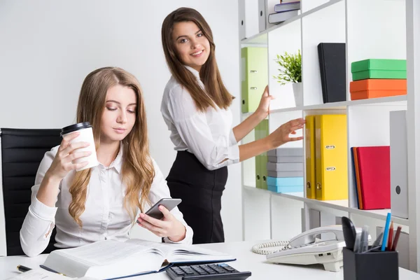 Kontorsarbetare som njuter av friheten — Stockfoto