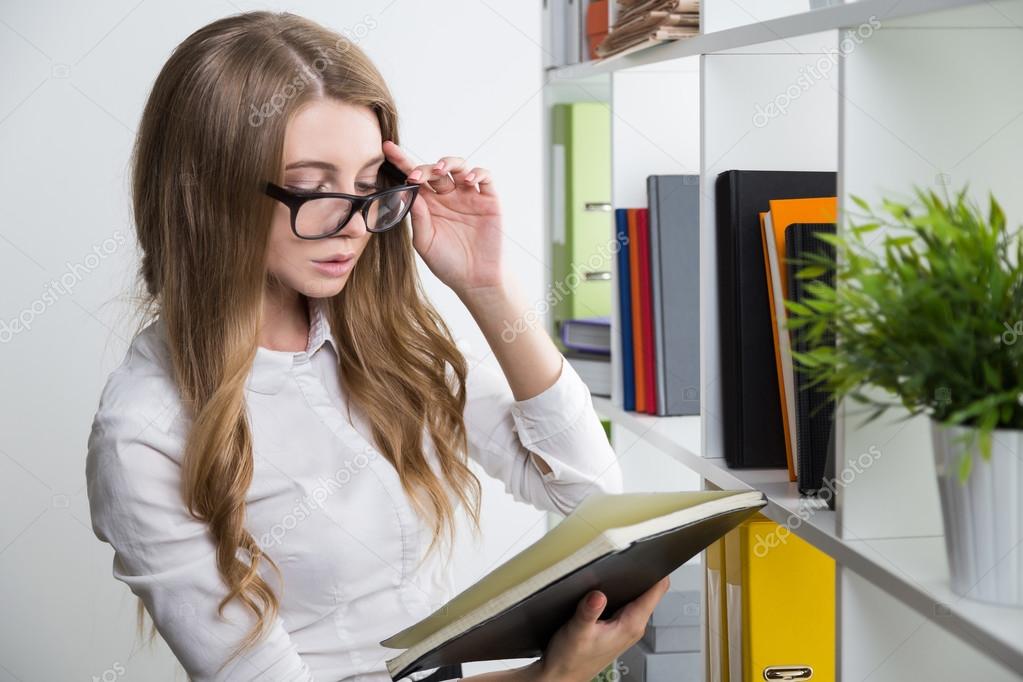 малыш в очках. маленькая девочка в очках читает книгу. девушка студент в очках близко. человек с близорукостью. можно ли читать в очках.